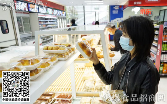 消費者在門店選購烘焙商品 消費者在門店選購烘焙商品