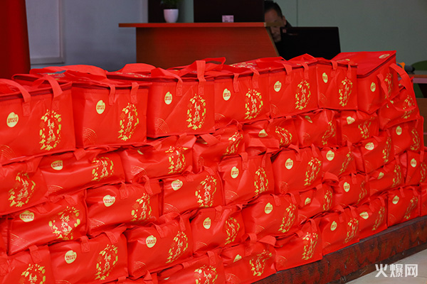 元宵佳節(jié)至,共慶團圓時! 火爆網(wǎng)為員工發(fā)放暖心元宵禮品! 元宵佳節(jié)至,共慶團圓時! 火爆網(wǎng)為員工發(fā)放暖心元宵禮品!