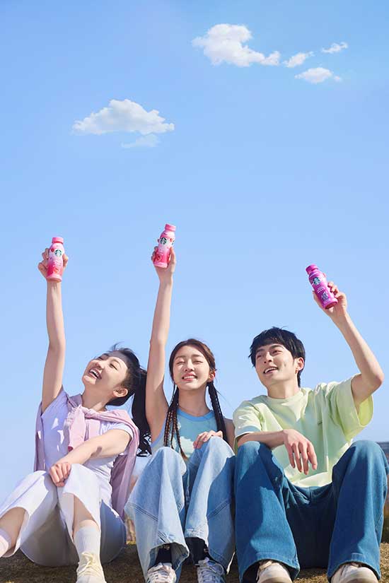 生豆原萃相遇真實(shí)果汁,星巴克即飲生咖全新上市! 生豆原萃相遇真實(shí)果汁,星巴克即飲生咖全新上市!